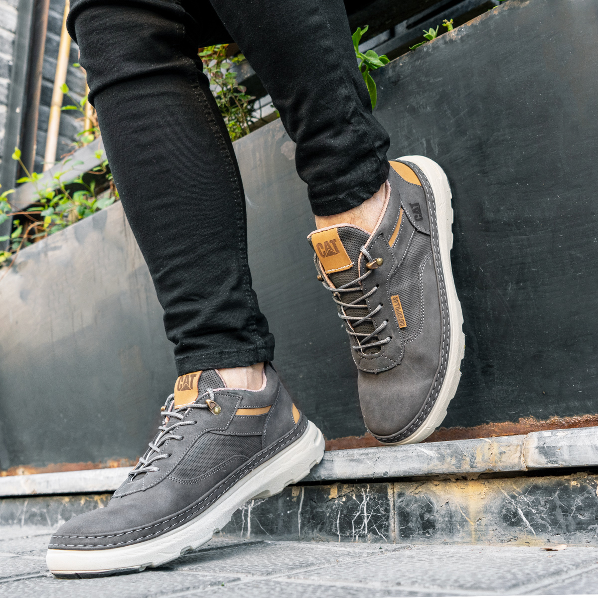 کفش مردانه cat مدل Punit رنگ طوسی