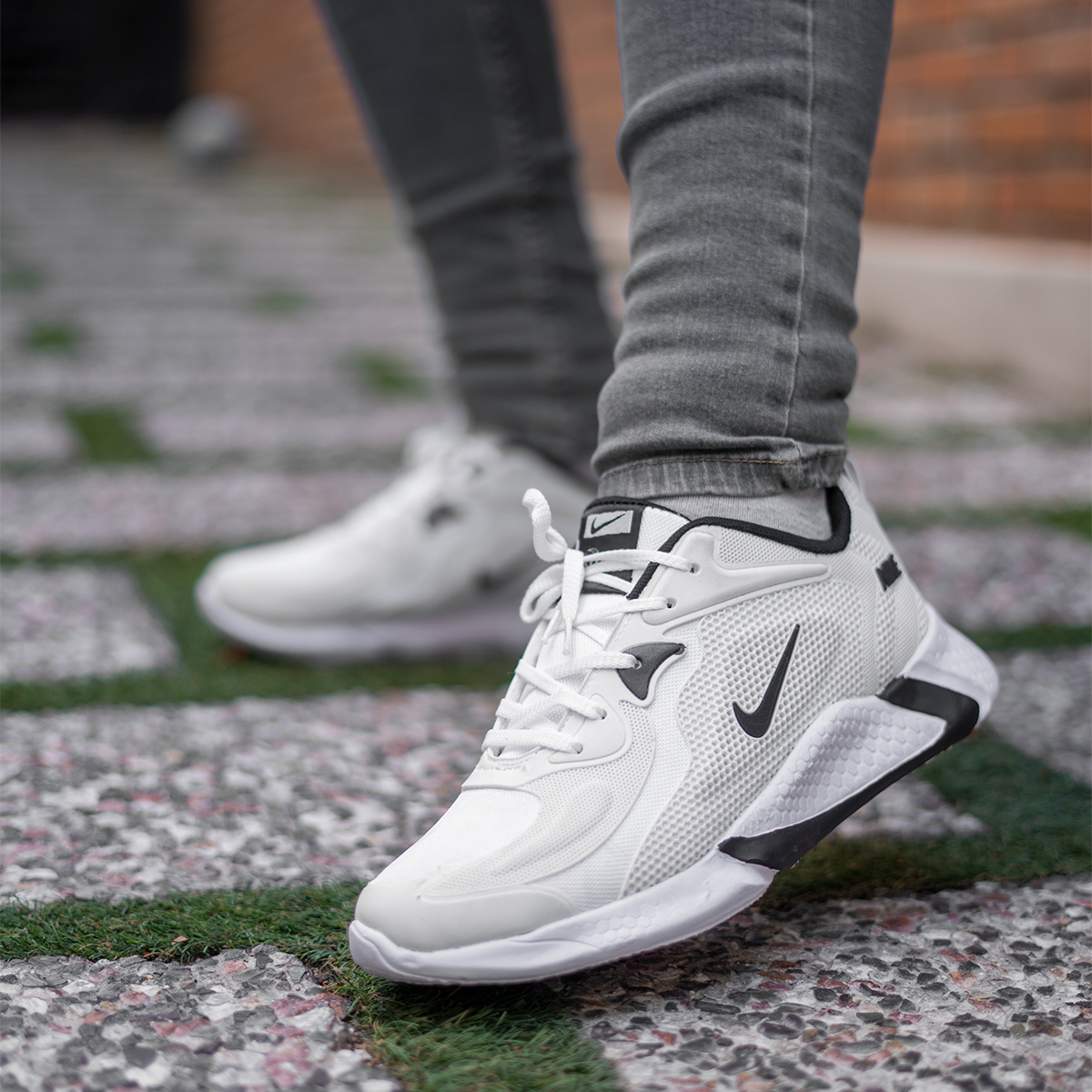 کفش ورزشی مردانه سفید مشکی مدل Skoka