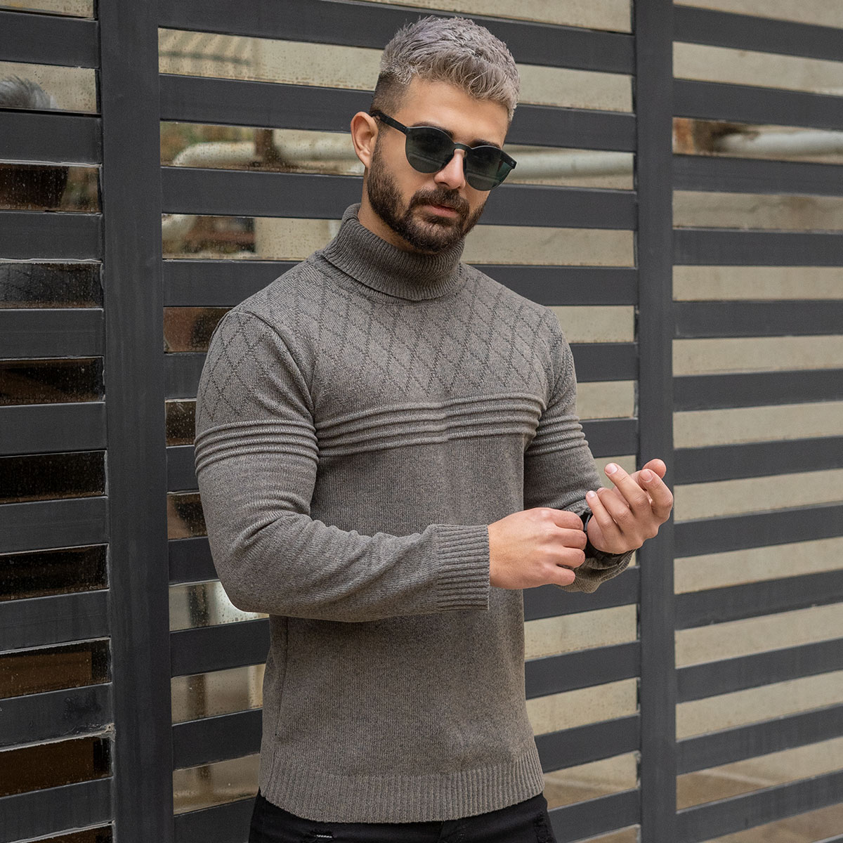 پلیور مردانه خاکی طرح لوزی یقه اسکی مدل Havash