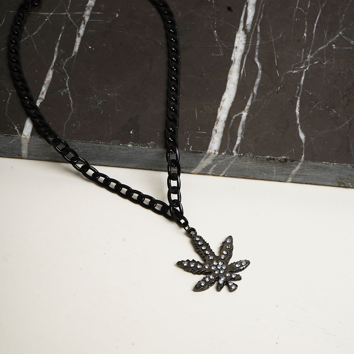 گردنبند مشکی مدل Barg