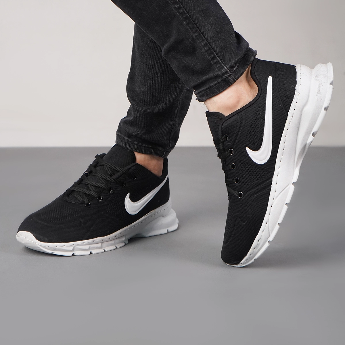 کفش ورزشی مردانه مشکی زیره سفید (T) مدل Pavlo