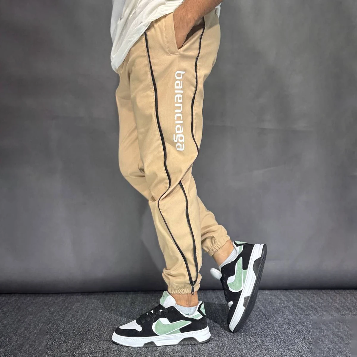 شلوار مردانه خاکی بالنسیاگا ۳ نوار مدل تمام زیپ